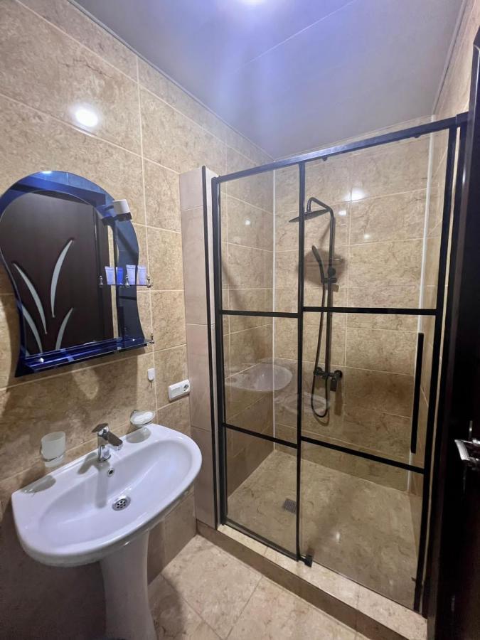 Luxure Apartments Batumi Bagian luar foto